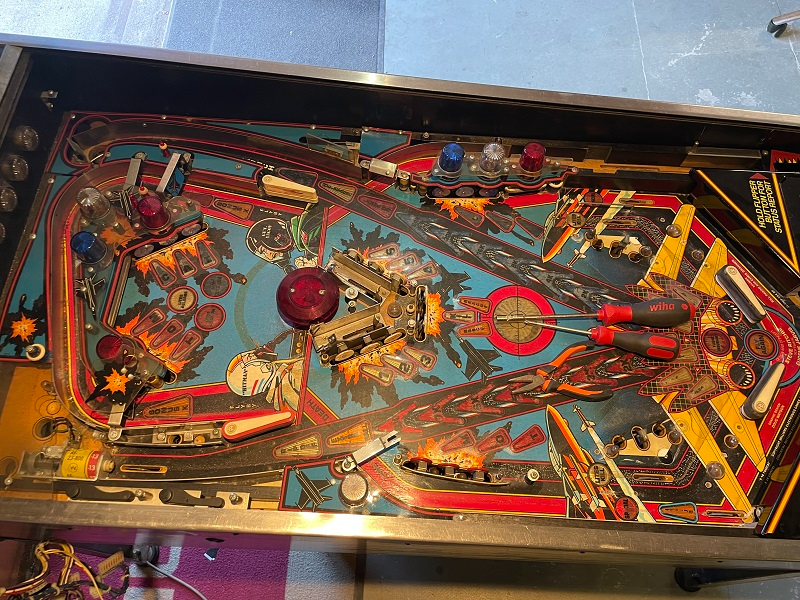 Williams F14 playfield leeghalen 2