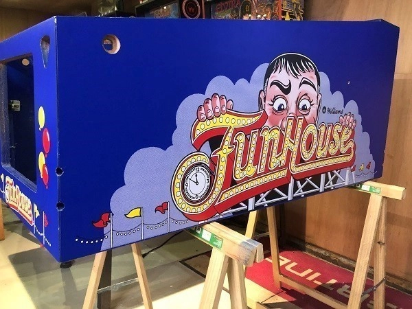 Funhouse cabinet decals vervangen